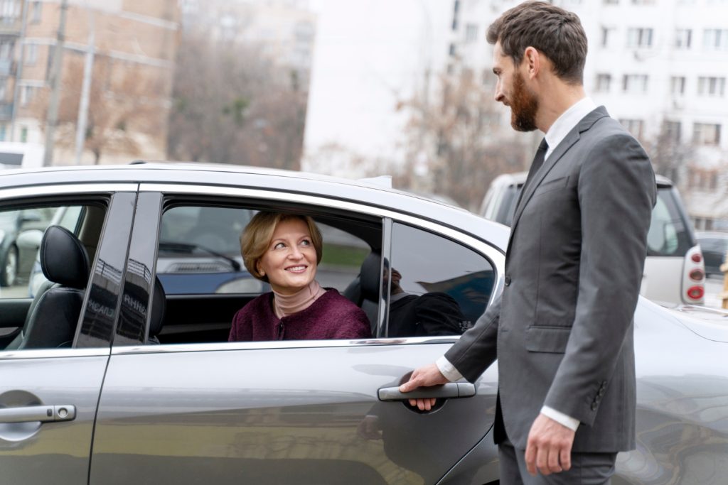De Ce Să Închiriezi o Mașină Când Mergi la o Întâlnire de Afaceri: Avantaje și Beneficii