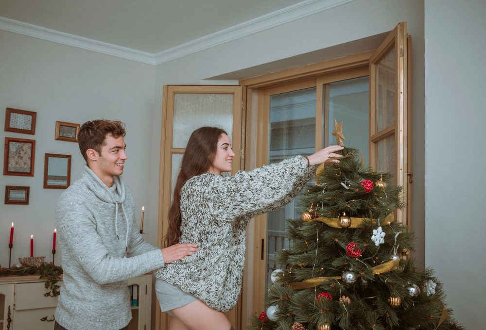 De ce unele camere par mai mici după montarea bradului de Crăciun?
